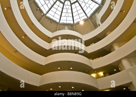 Innenraum des Guggenheim Museums, Blick nach oben in Richtung Dachfenster Stockfoto
