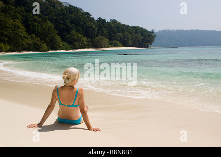 Indien-Andamanen und Nikobaren Havelock island Radha Nagar mittlere gealterte Frau im Bikini am Lagunenstrand Nummer 7 Stockfoto