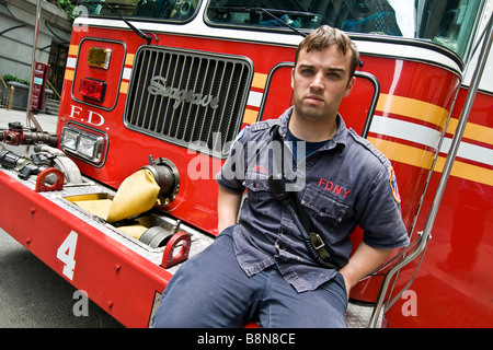 New York City Feuerwehrmann sitzt auf der Vorderseite des Feuerwehrauto Stockfoto