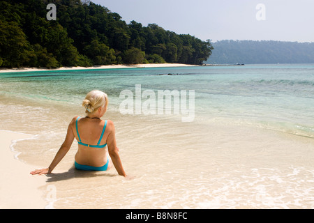 Indien-Andamanen und Nikobaren Havelock island Radha Nagar mittlere gealterte Frau im Bikini am Lagunenstrand Nummer 7 Stockfoto