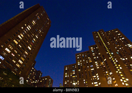 Niedrigen Winkel Ansicht von Hochhäusern in der Nacht Stockfoto