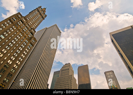 Niedrigen Winkel Ansicht der Wolkenkratzer in New York city Stockfoto