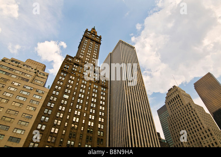 Niedrigen Winkel Ansicht der Wolkenkratzer in New York city Stockfoto