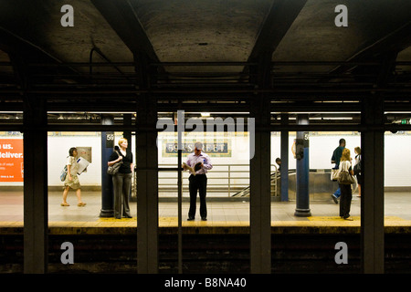 Pendler auf einer New Yorker U-Bahn station Stockfoto