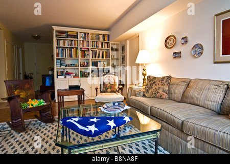 Innenansicht Wohnung am 93. Street mit einer gefalteten USA Nationalflagge liegend prominent auf einem Glastisch gekrönt Stockfoto