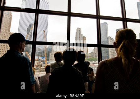 Touristen, die Ground-Zero-Website durch ein Fenster anzeigen Stockfoto