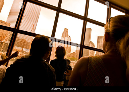 Touristen, die Ground-Zero-Website durch ein Fenster anzeigen Stockfoto