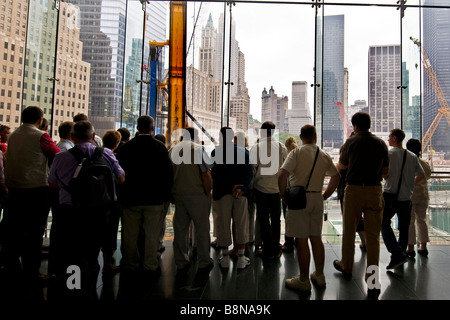 Touristen, die Ground-Zero-Website durch ein Fenster anzeigen Stockfoto