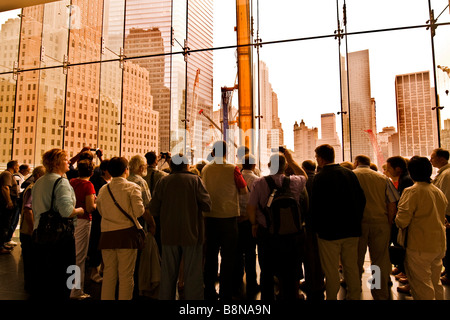 Touristen, die Ground-Zero-Website durch ein Fenster anzeigen Stockfoto