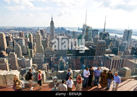 Touristen auf der Aussichtsplattform auf dem NBC-Gebäude Stockfoto