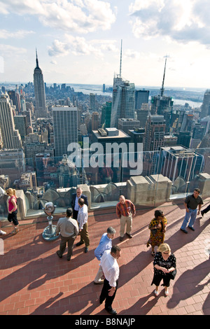 Touristen auf der Aussichtsplattform auf dem NBC-Gebäude Stockfoto