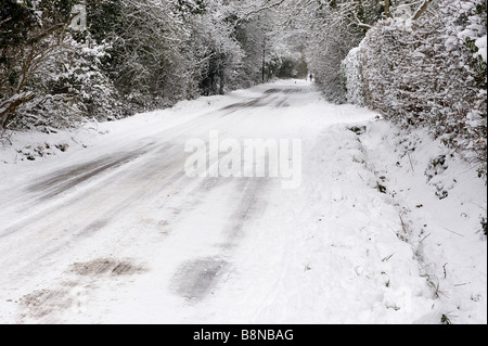 Eine schneebedeckte leere ländlichen Landstraße in einem UK-Winter Stockfoto