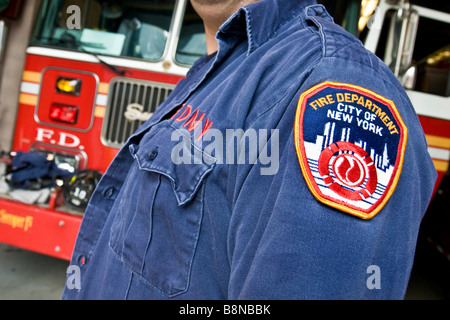Nahaufnahme von New York City Feuerwehr Abzeichen auf Feuerwehr Jeansjacke genommen vor Feuer-LKW Stockfoto