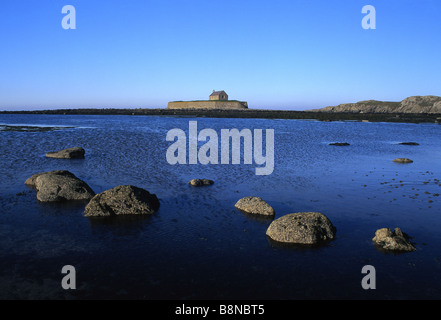 Porth Cwyfan Kirche auf Gezeiten-Insel in der Nähe von Aberffraw Anglesey North Wales UK Stockfoto