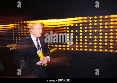 Londoner Bürgermeister Boris Johnson Besuch der Digital Cities-Ausstellung im Bauzentrum vor dem sprechen über Architektur. Stockfoto