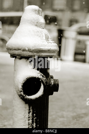Offenen Hydranten im verschneiten New York Stockfoto