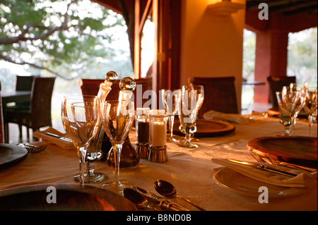 Weingläser set auf einem Tisch im stimmungsvollen Licht Stockfoto
