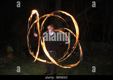 Britischen Mann demonstrierende Feuerpoi Stockfoto