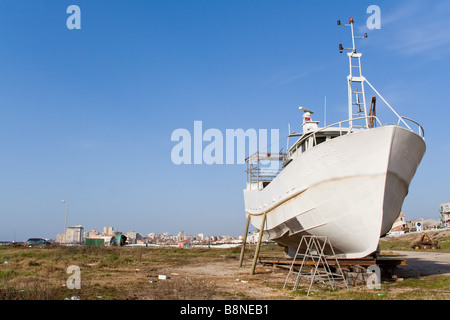 Angeln (Trawler) Schiff, gebaut oder unter Wartung in Povoa de Varzim, Portugal. Stockfoto