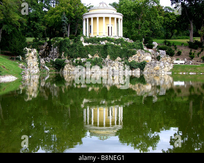 Reflexionen im Teich und See im Stadtpark in Budapest, Ungarn Stockfoto