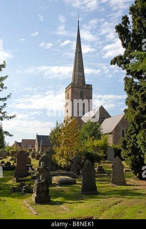 Kirche St. Mary, Lydney, mit Kirchhof mit vielen Gräbern Stockfoto