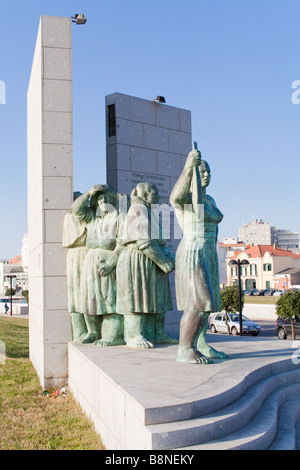 Denkmal für die Fishwomen oder die Fischweiber (Monumento krisenhaften Peixeiras) in Povoa de Varzim, Portugal. Stockfoto