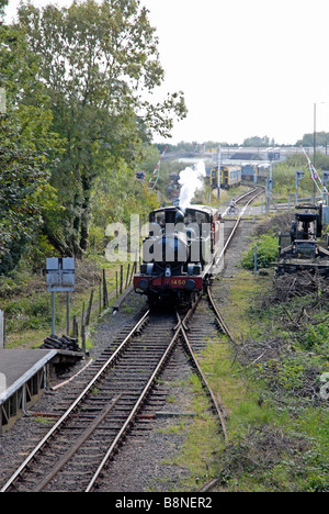 Dampf Lok 1450 in GWR Farben Forest of Dean Bahn ziehen einzelne Güterwagen und Lydney Bahnhof betreten Stockfoto