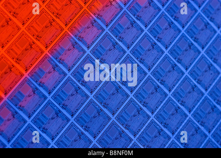 Muster der Mikrochip-Schaltungen auf Silizium Halbleiter-Wafer-Computer. Stockfoto