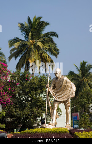 Indien-Andamanen und Nikobaren South Andaman Island Port Blair Golden Gandhi Statue gegenüber State Bank of India Stockfoto