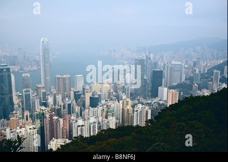 Bürotürme und Mehrfamilienhäuser von Hong Kong von The Peak mit Victoria Harbour & Kowloon durch Dunst sichtbar Stockfoto