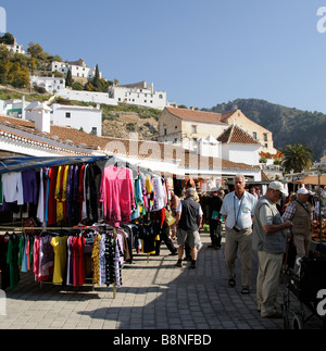 Stadtzentrum Markttag in Frigiliana eine spanische weiße Stadt in Andalusien Südspanien Stockfoto