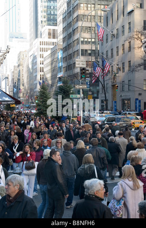 Massen von Menschen entlang der fünften Aven in New York City in der Nähe von Rockefeller Center während der Hristmas Saison 2004 Stockfoto