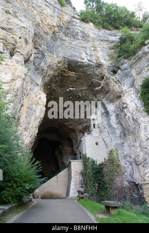 Der Eingang zum "Les Grottes De La Balme" Höhle, in der Nähe der Stadt Crémieu in der Region Isere, Frankreich Stockfoto