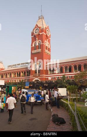 Indien Tamil Nadu Chennai Central Railway Station Eingang Obdachloser schläft auf Bürgersteig Stockfoto