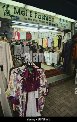 Schneiden Sie Satz Kleidung zum Verkauf an Stanley Market Hong Kong Stockfoto