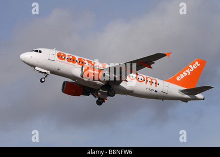 EasyJet Flugzeug Airbus A319 fliegenden nehmen ab Stockfoto