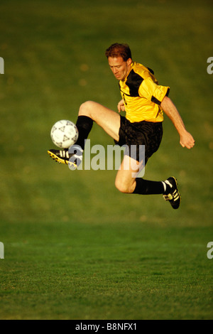 Fußballspieler in Aktion Stockfoto