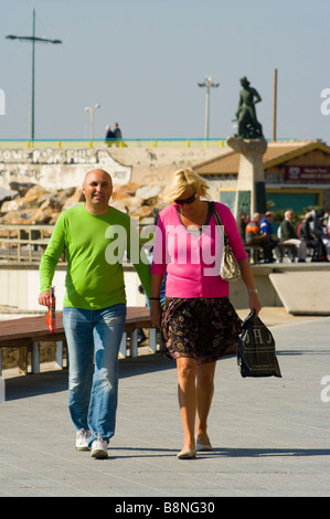 Paar zu Fuß entlang der Strandpromenade Torrevieja Spanien Frau Mann Freunde Hand in Hand, hand in hand gehen Stockfoto