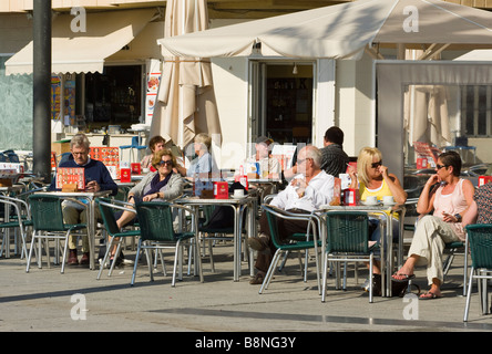Menschen Entspannung bei einer spanischen außen Straße Pavement Cafe Spanien Stockfoto