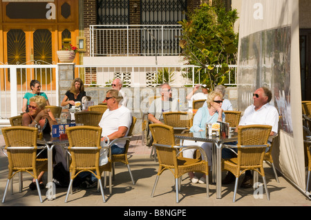 Menschen Freunde, entspannen bei einem spanischen Pflaster Street Cafe Spanien trinken Stockfoto