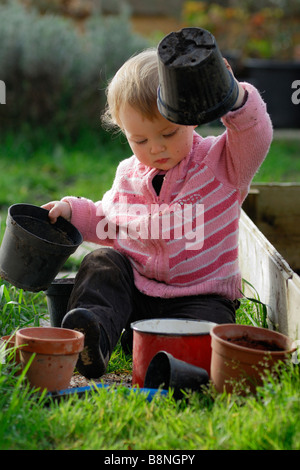15 Monate alt glückliches Baby Mädchen spielen im Garten Stockfoto