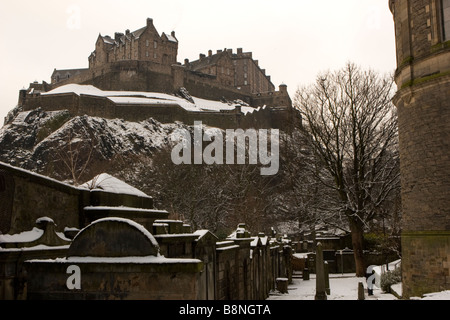 Edinburgh Castle im Schnee von St. Johns Chuch Hof bedeckt Stockfoto