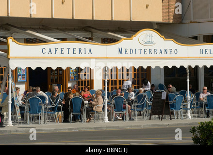 Menschen Freunde entspannen und trinken in eine spanische Straße Pavement Cafe Torrevieja Spanien Stockfoto