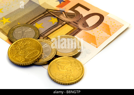 Münzen und Banknoten auf weißem Hintergrund Stockfoto