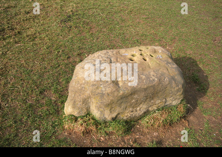 Der Grenzstein am Eyam Pest Dorf in Derbyshire, wo Münzen in Essig von Nachbarn für Essen bezahlen gelassen wurden Stockfoto