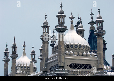 Schnee bedeckt die Kuppeln und Minarette der Brighton Royal Pavilion East Sussex UK Stockfoto