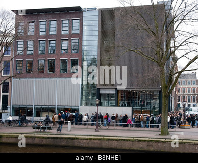 Warteschlangen an Anne Franks Haus Amsterdam Stockfoto