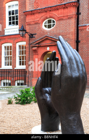 Hände-Skulptur in den inneren und mittleren Temple City of London England Stockfoto