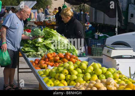 Kunden- und Standbesitzer auf einem Obst- und Gemüse Stall La Marina spanischen Markt Spanien Stockfoto