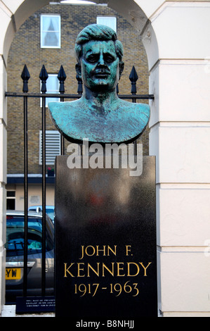 Eine Büste des John F Kennedy auf Marylebone Road, in der Nähe von Regents Park, London.  Reb 2009. Stockfoto